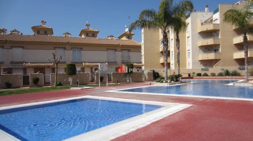 3 makuuhuone Omakotitalo myytävänä paikassa Los Alcazares mukana uima-altaan 
autotalli - 189 000 € (Ref: 9431987)