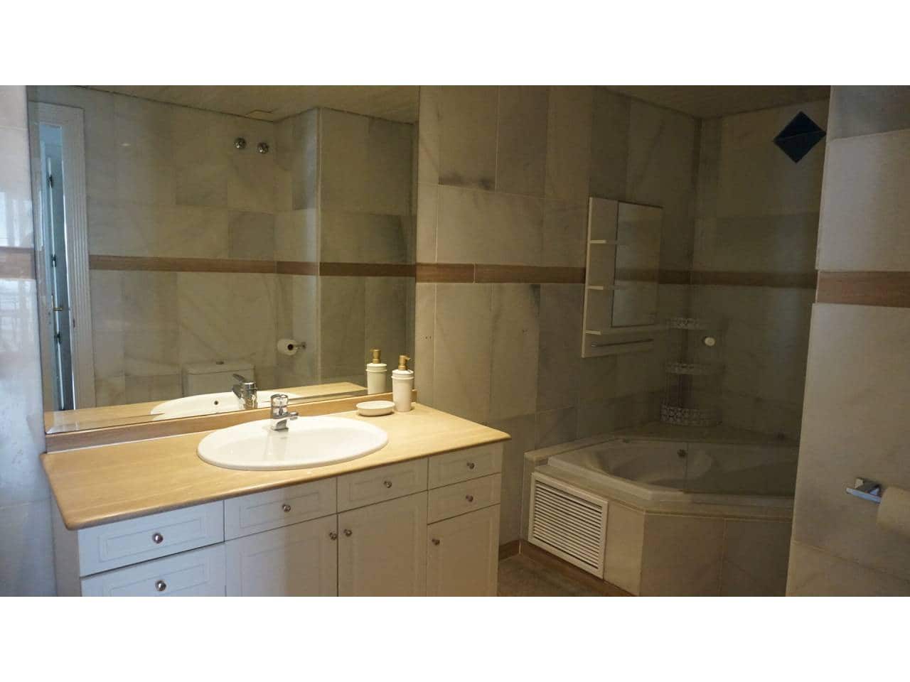 1 bedroom Apartment for rent in Benalmadena with pool - € 1,300 (Ref: 5065580)