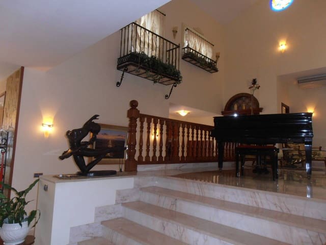 6 Zimmer Villa zu verkaufen in Benalmádena mit Pool Garage - 2.000.000 € (Ref: 5737409)