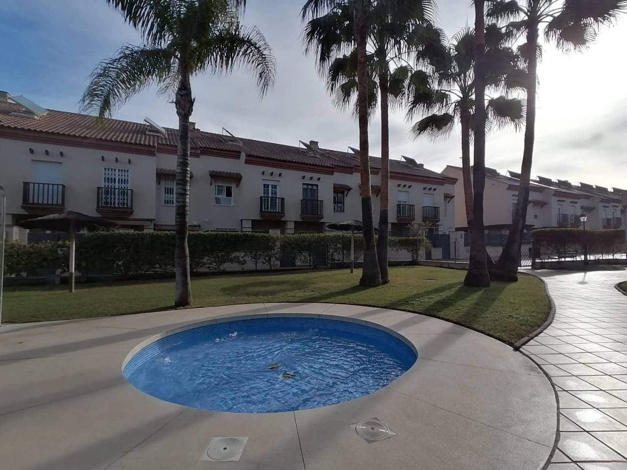 4 bedroom Townhouse for rent in Fuengirola with pool garage - € 2,900 (Ref: 8262895)