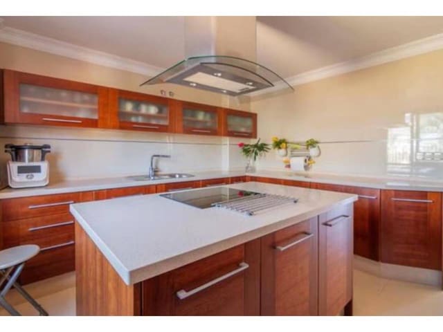 6 bedroom Villa for sale in Benalmádena with pool garage - € 1,250,000 (Ref: 8971820)