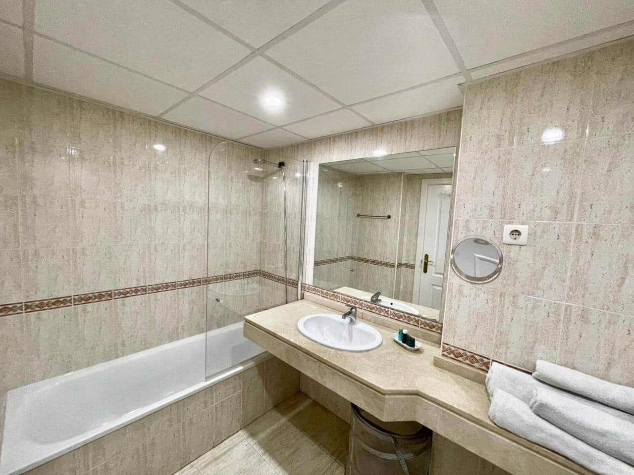 2 bedroom Apartment for sale in Benalmadena with pool garage - € 660,000 (Ref: 9303076)