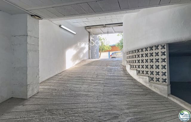 2 bedroom Flat for sale in Roses with garage - € 295,000 (Ref: 9720257)