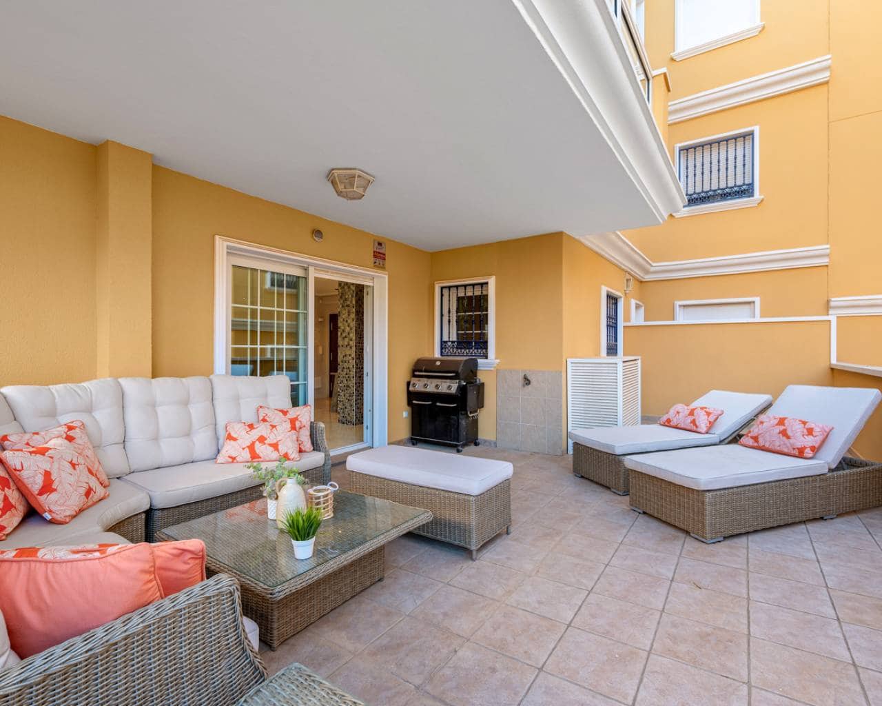 2 soverom Leilighet til salgs i Cabo Roig med svømmebasseng garasje - € 375 000 (Ref: 9443649)