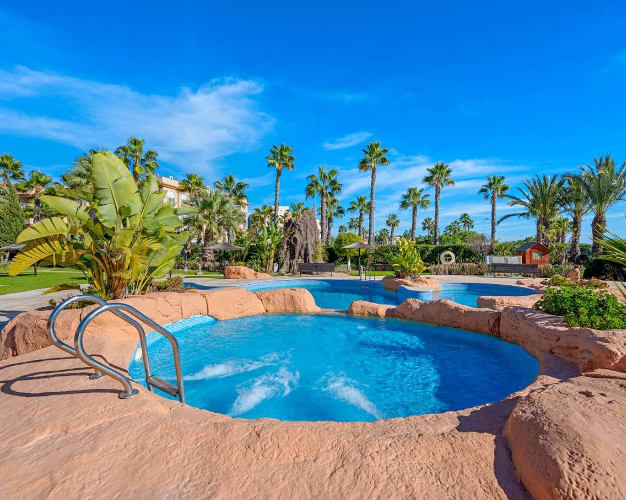 2 soverom Leilighet til salgs i Cabo Roig med svømmebasseng garasje - € 375 000 (Ref: 9443649)