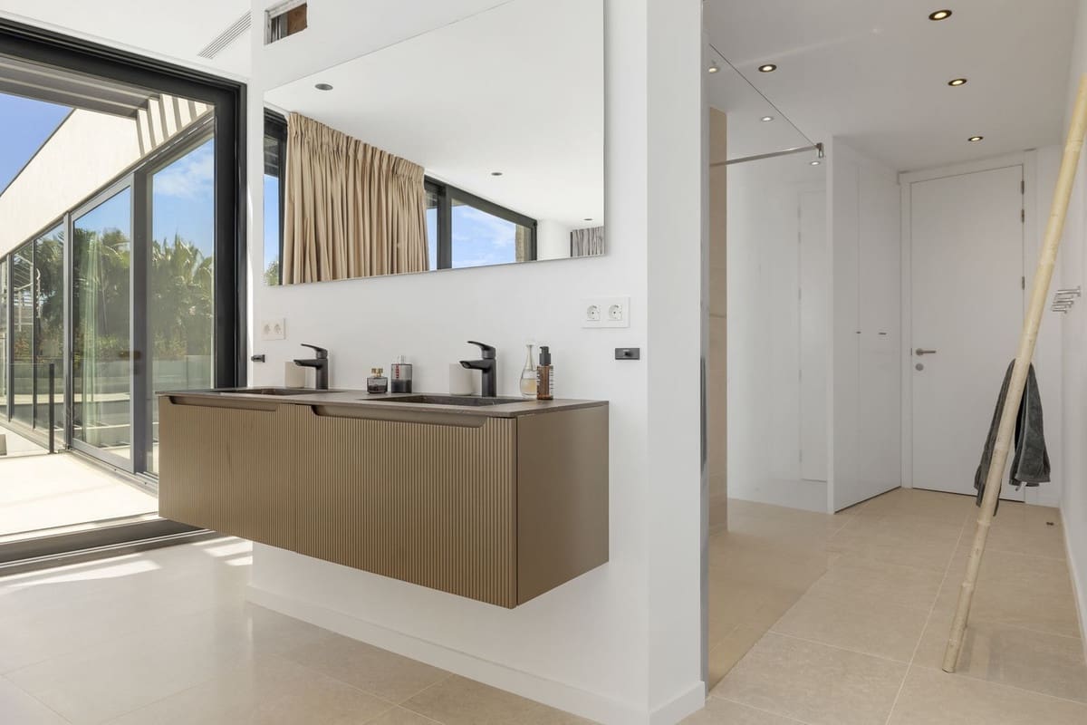 5 bedroom Villa for sale in Benahavis with pool garage - € 4,950,000 (Ref: 9296247)