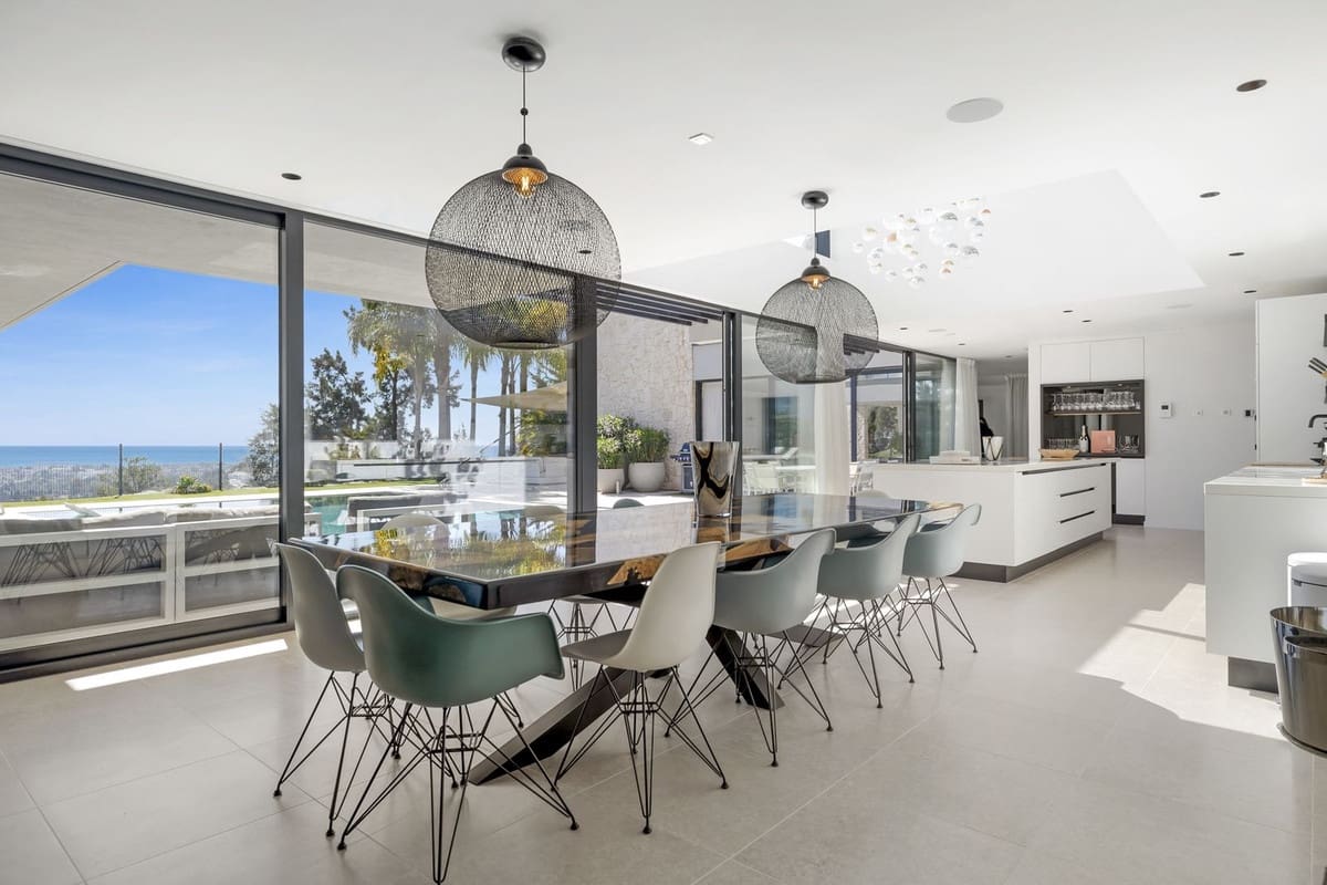 5 bedroom Villa for sale in Benahavis with pool garage - € 4,950,000 (Ref: 9296247)