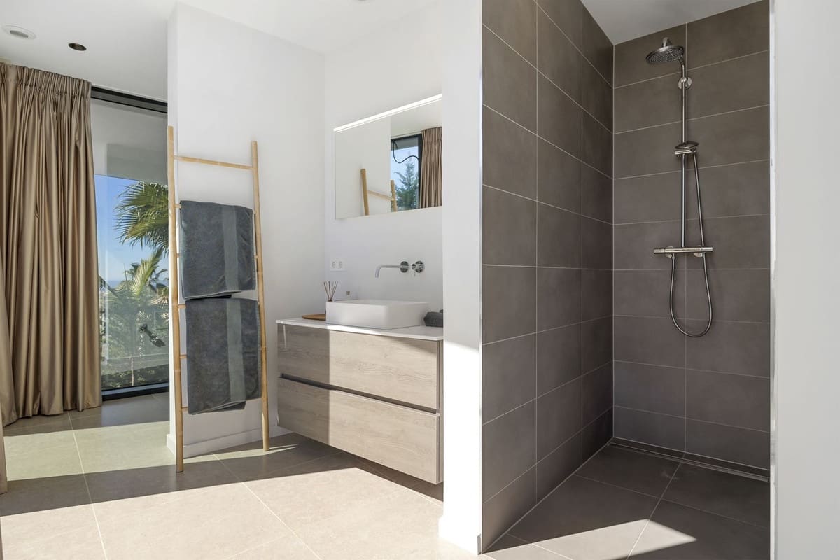 5 bedroom Villa for sale in Benahavis with pool garage - € 4,950,000 (Ref: 9296247)