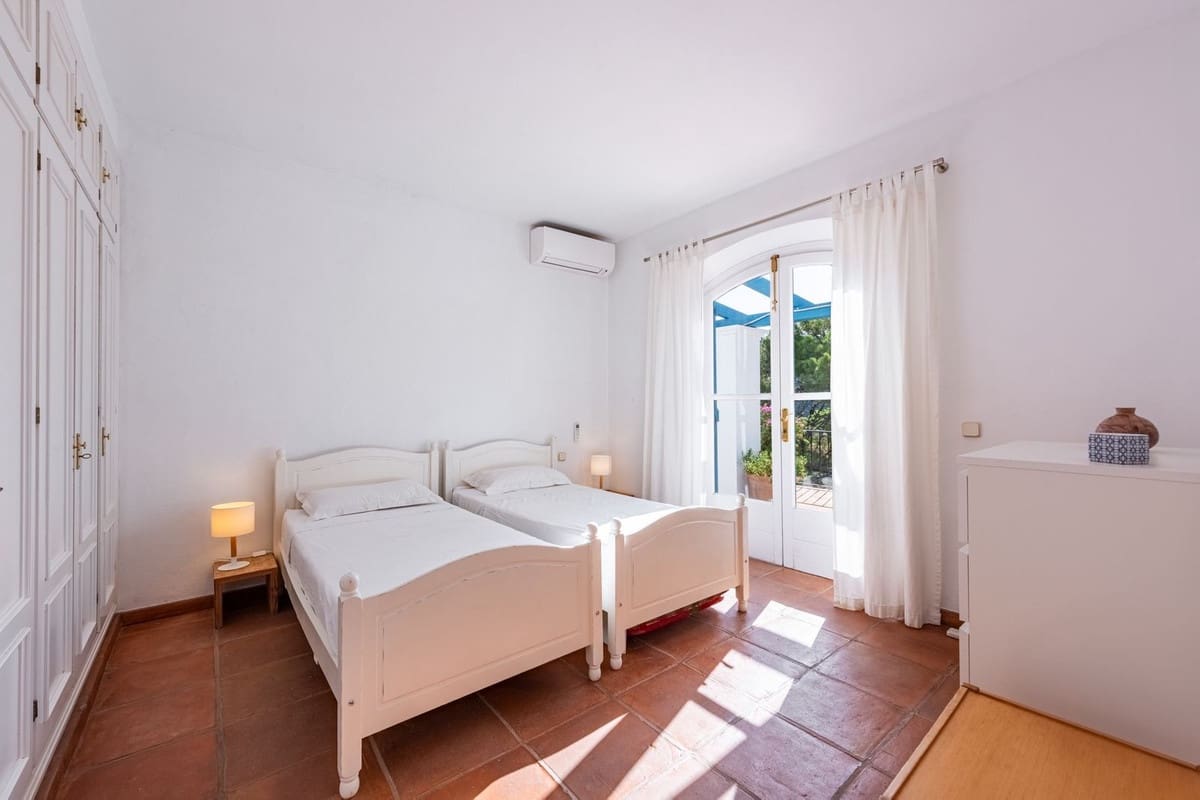 4 bedroom Villa for sale in Benahavis with pool garage - € 2,390,000 (Ref: 9296259)