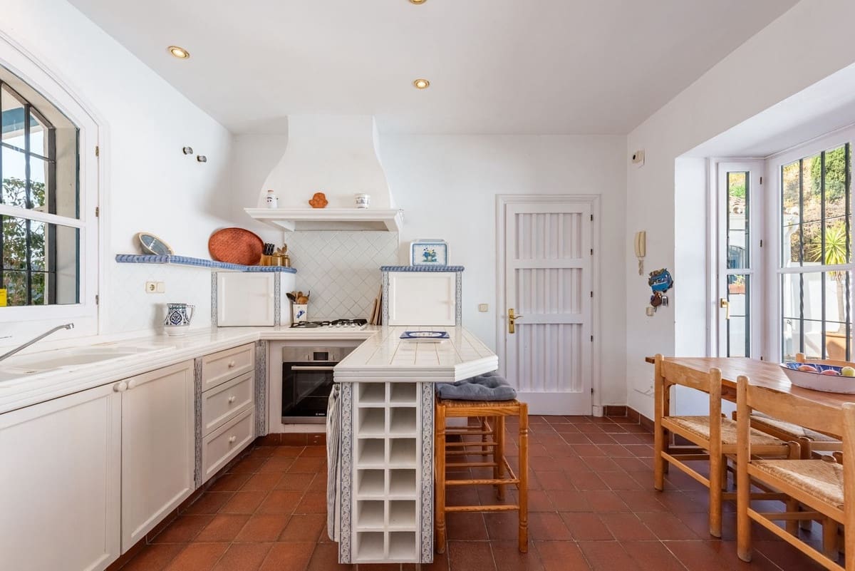 4 bedroom Villa for sale in Benahavis with pool garage - € 2,390,000 (Ref: 9296259)