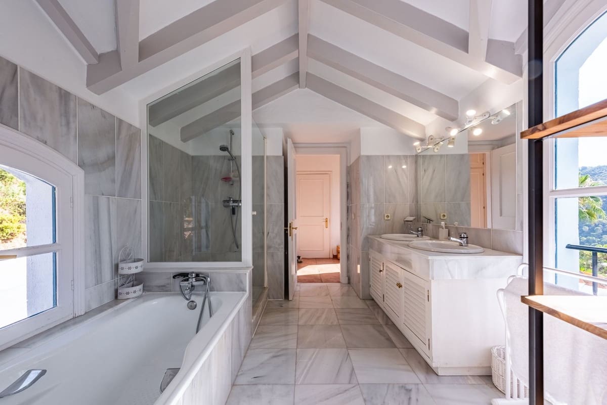 4 bedroom Villa for sale in Benahavis with pool garage - € 2,390,000 (Ref: 9296259)