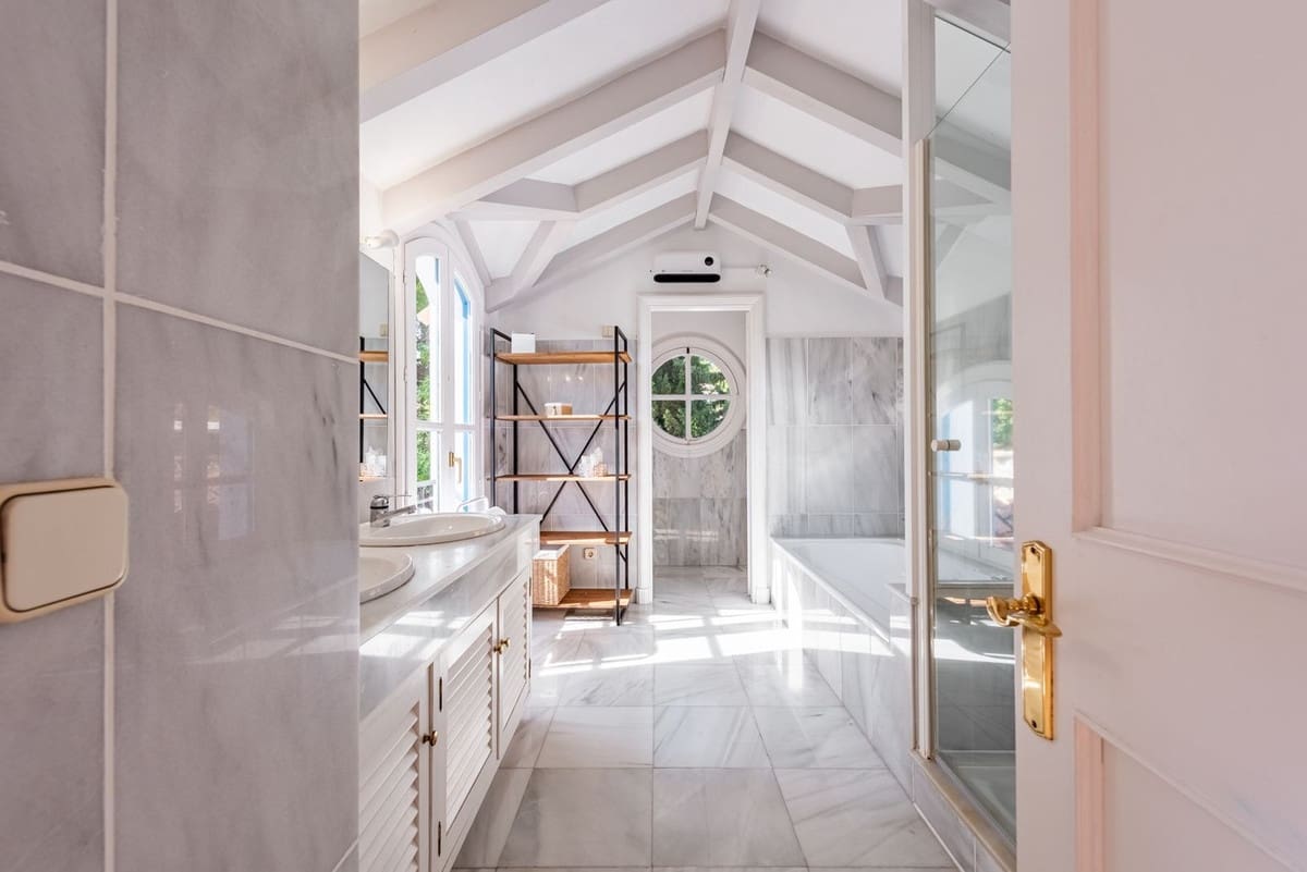 4 bedroom Villa for sale in Benahavis with pool garage - € 2,390,000 (Ref: 9296259)