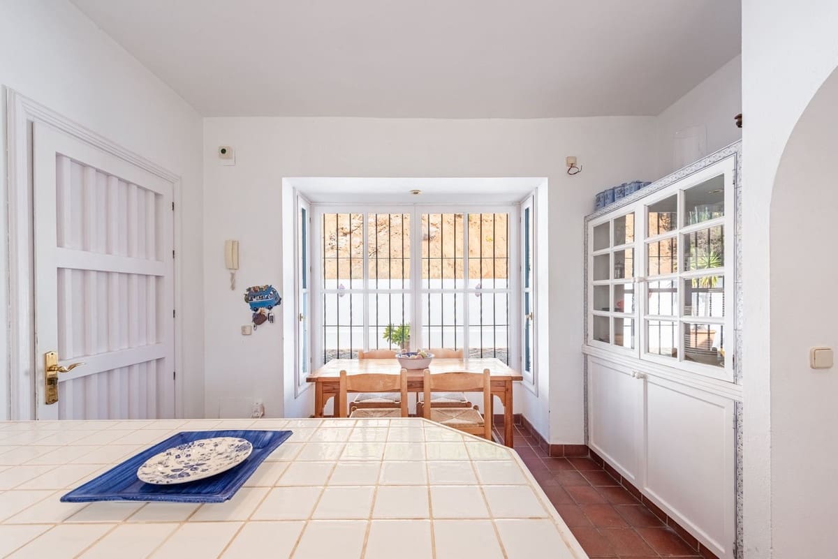 4 bedroom Villa for sale in Benahavis with pool garage - € 2,390,000 (Ref: 9296259)