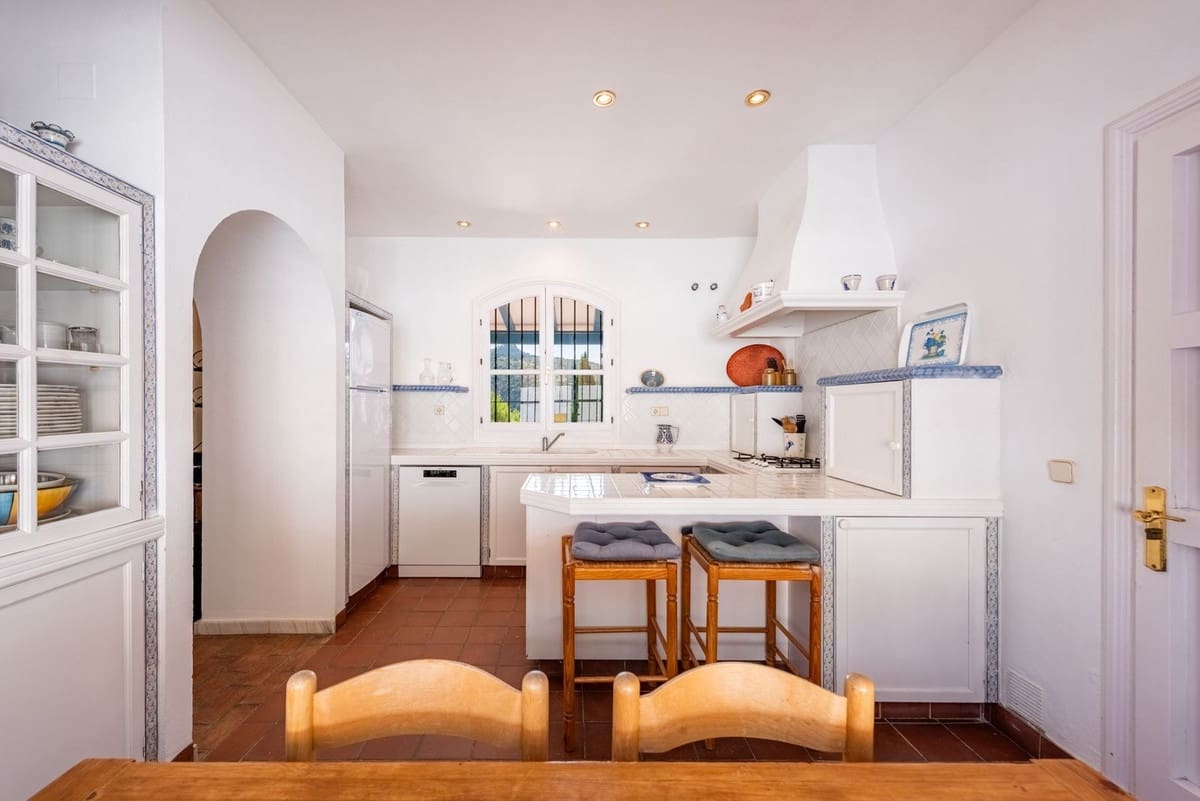 4 bedroom Villa for sale in Benahavis with pool garage - € 2,390,000 (Ref: 9296259)