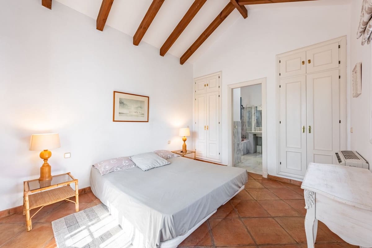 4 bedroom Villa for sale in Benahavis with pool garage - € 2,390,000 (Ref: 9296259)