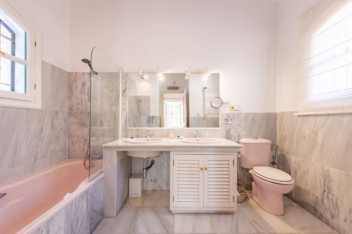 4 bedroom Villa for sale in Benahavis with pool garage - € 2,390,000 (Ref: 9296259)