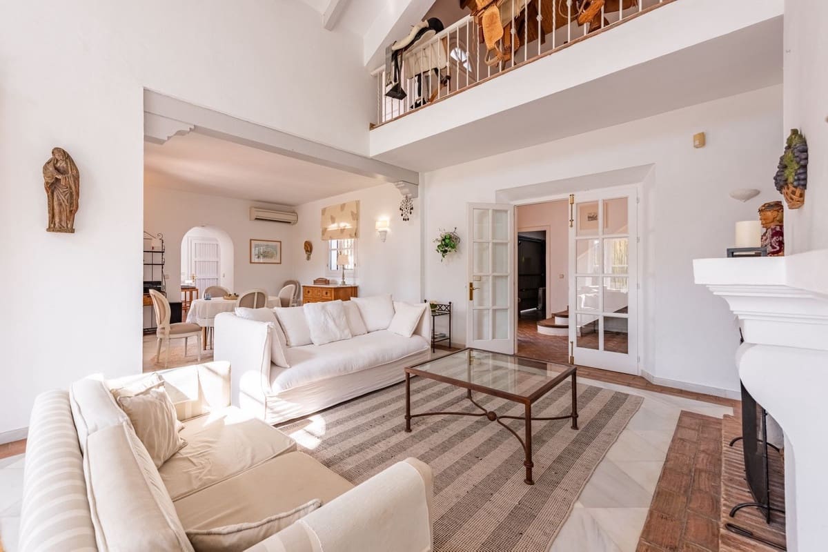 4 bedroom Villa for sale in Benahavis with pool garage - € 2,390,000 (Ref: 9296259)