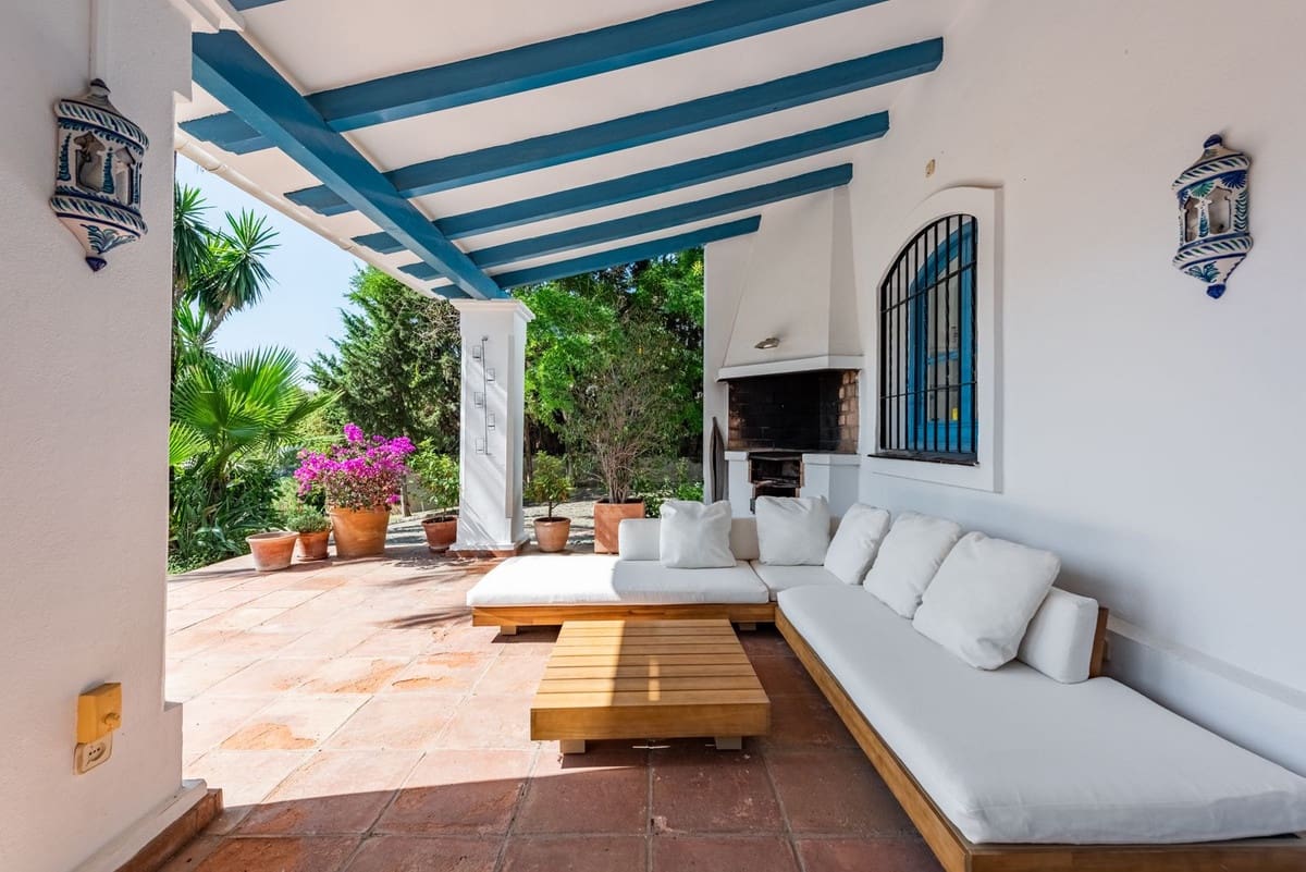 4 bedroom Villa for sale in Benahavis with pool garage - € 2,390,000 (Ref: 9296259)