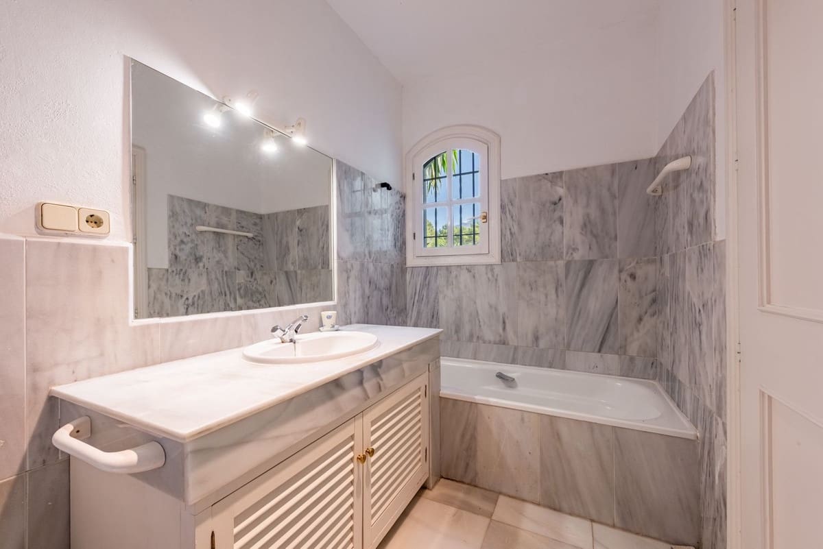 4 bedroom Villa for sale in Benahavis with pool garage - € 2,390,000 (Ref: 9296259)