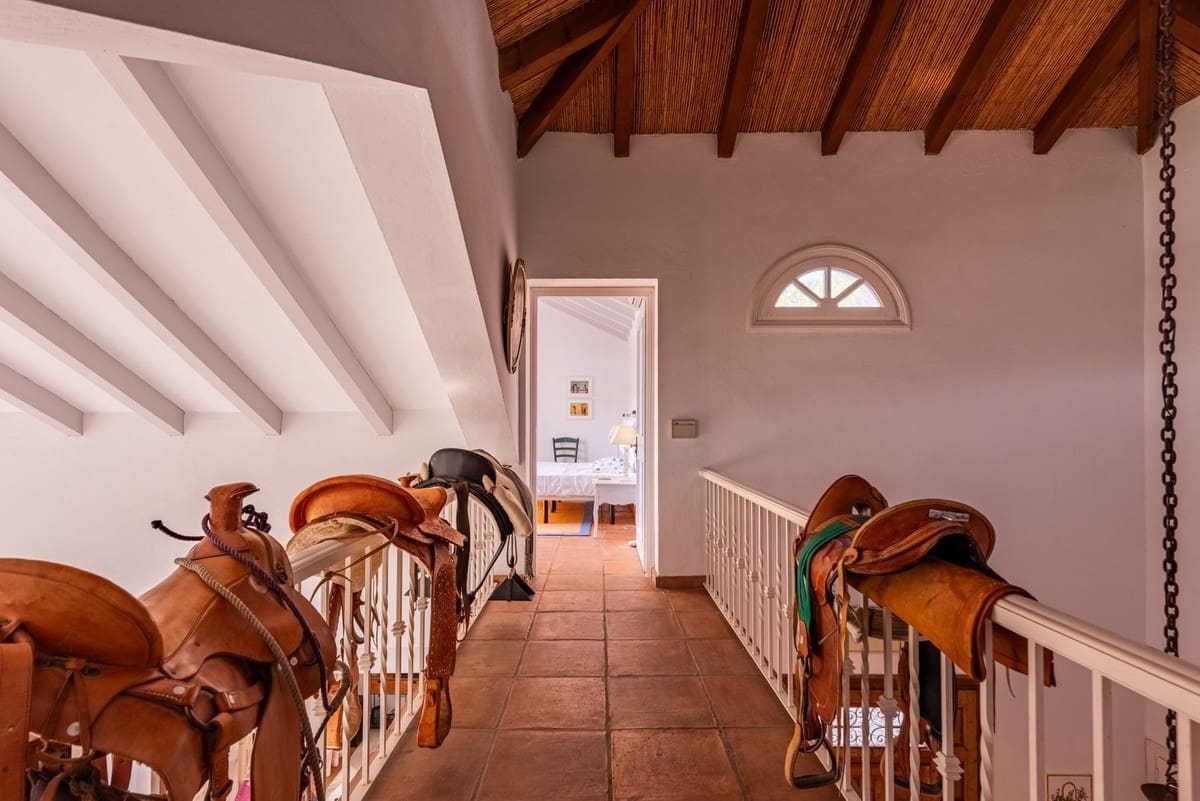 4 bedroom Villa for sale in Benahavis with pool garage - € 2,390,000 (Ref: 9296259)