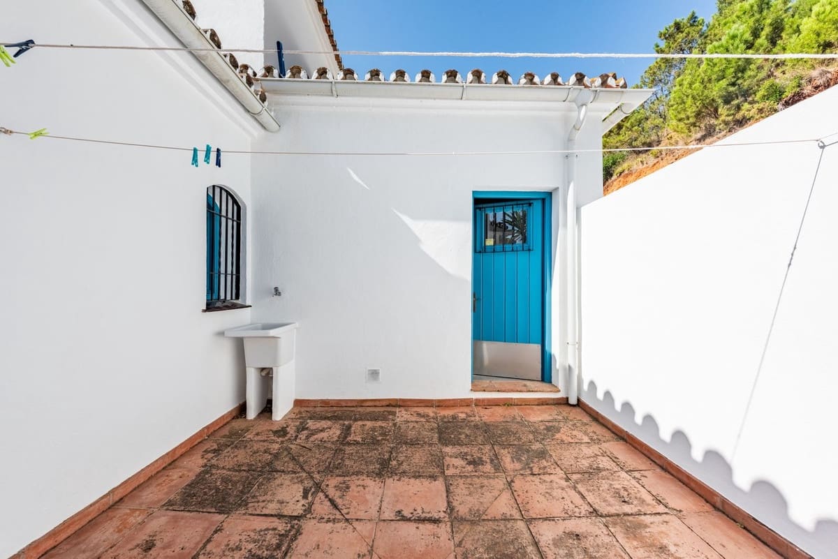 4 bedroom Villa for sale in Benahavis with pool garage - € 2,390,000 (Ref: 9296259)