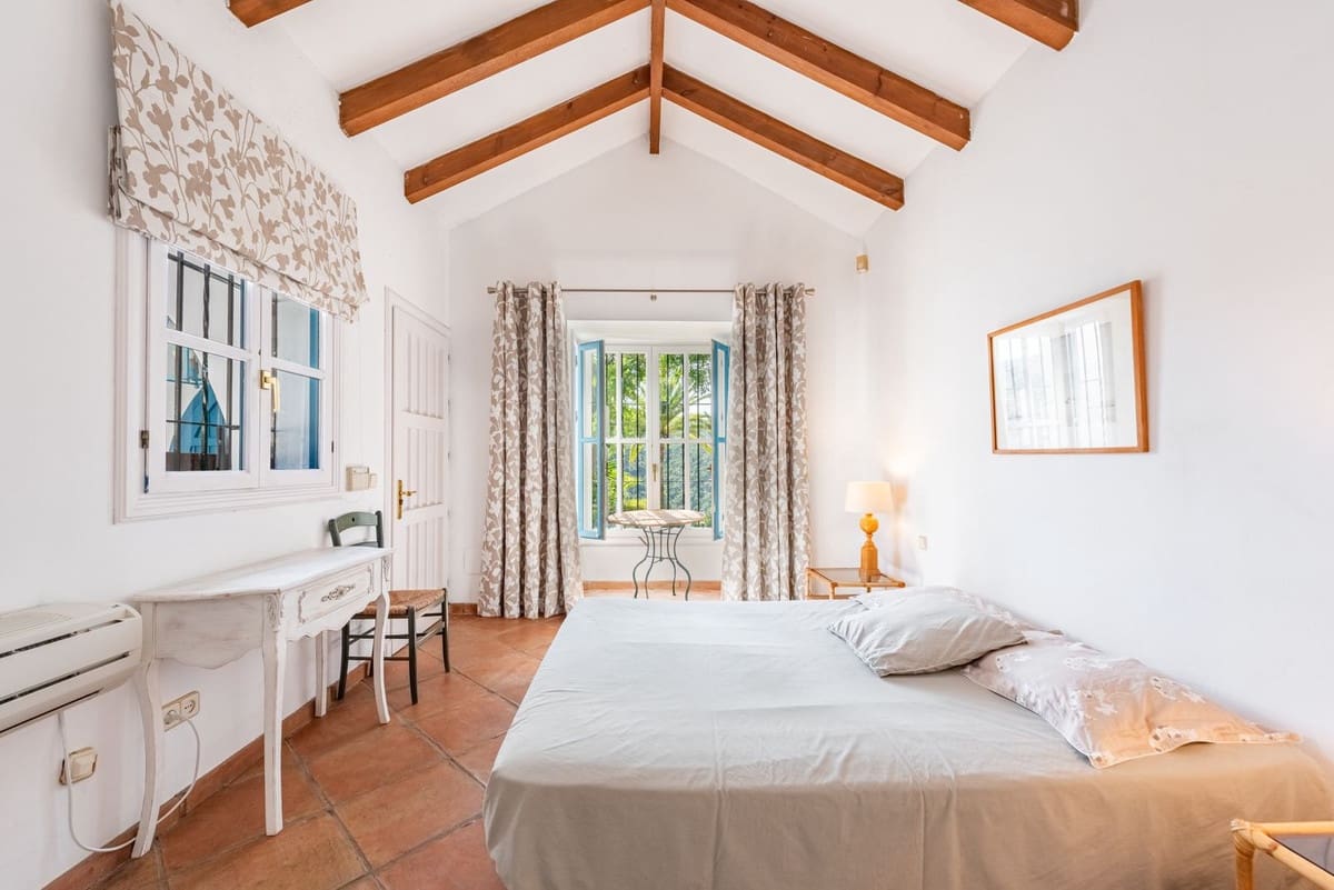 4 bedroom Villa for sale in Benahavis with pool garage - € 2,390,000 (Ref: 9296259)