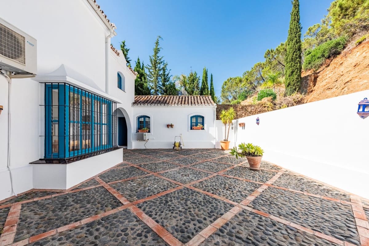 4 bedroom Villa for sale in Benahavis with pool garage - € 2,390,000 (Ref: 9296259)