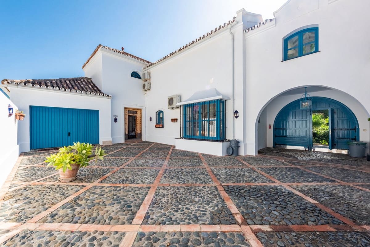 4 bedroom Villa for sale in Benahavis with pool garage - € 2,390,000 (Ref: 9296259)