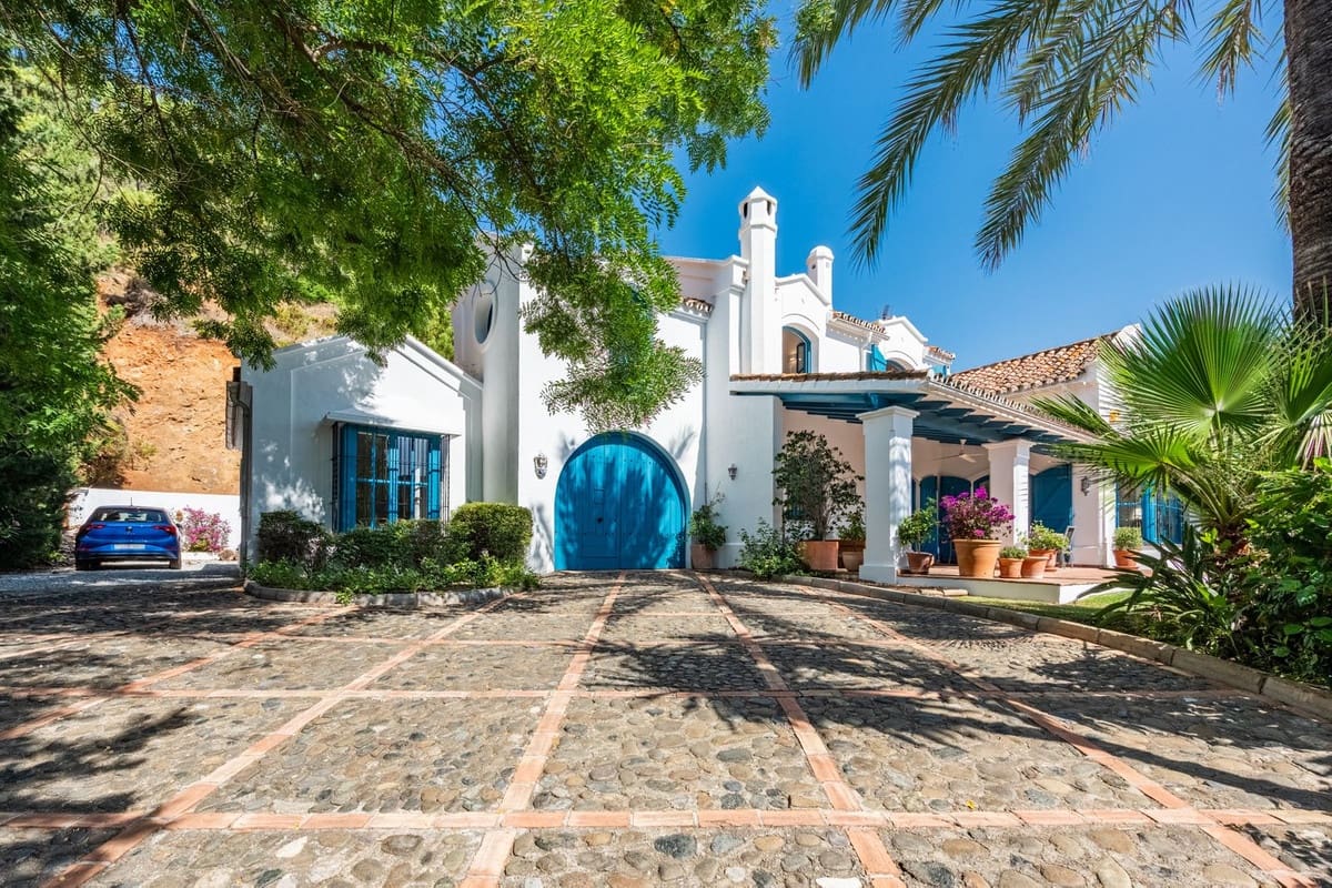 4 bedroom Villa for sale in Benahavis with pool garage - € 2,390,000 (Ref: 9296259)