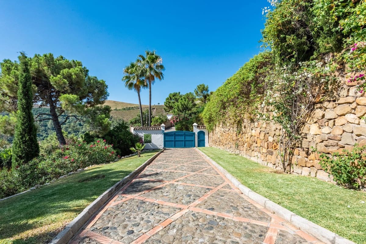 4 bedroom Villa for sale in Benahavis with pool garage - € 2,390,000 (Ref: 9296259)