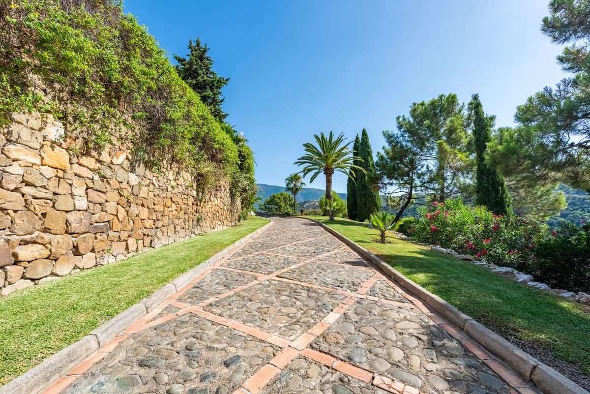 4 bedroom Villa for sale in Benahavis with pool garage - € 2,390,000 (Ref: 9296259)