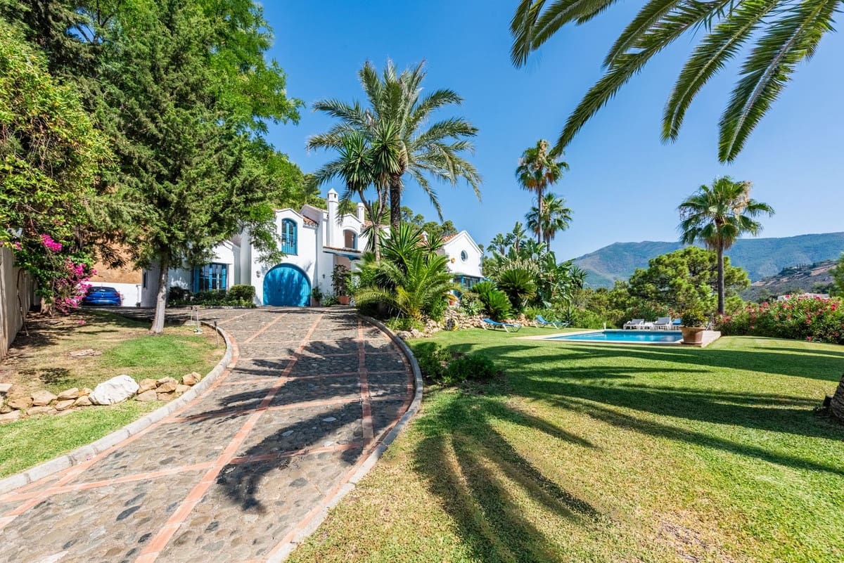 4 bedroom Villa for sale in Benahavis with pool garage - € 2,390,000 (Ref: 9296259)