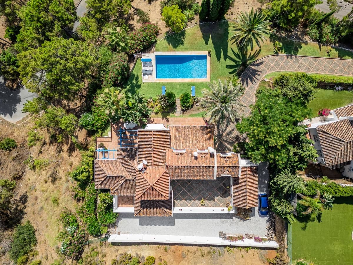 4 bedroom Villa for sale in Benahavis with pool garage - € 2,390,000 (Ref: 9296259)