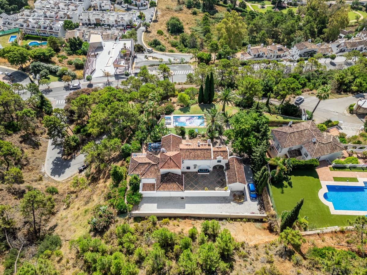 4 bedroom Villa for sale in Benahavis with pool garage - € 2,390,000 (Ref: 9296259)