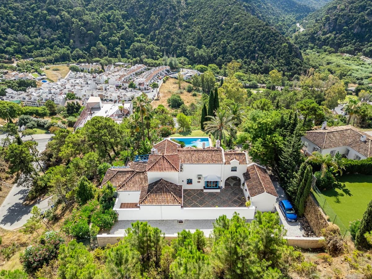 4 bedroom Villa for sale in Benahavis with pool garage - € 2,390,000 (Ref: 9296259)