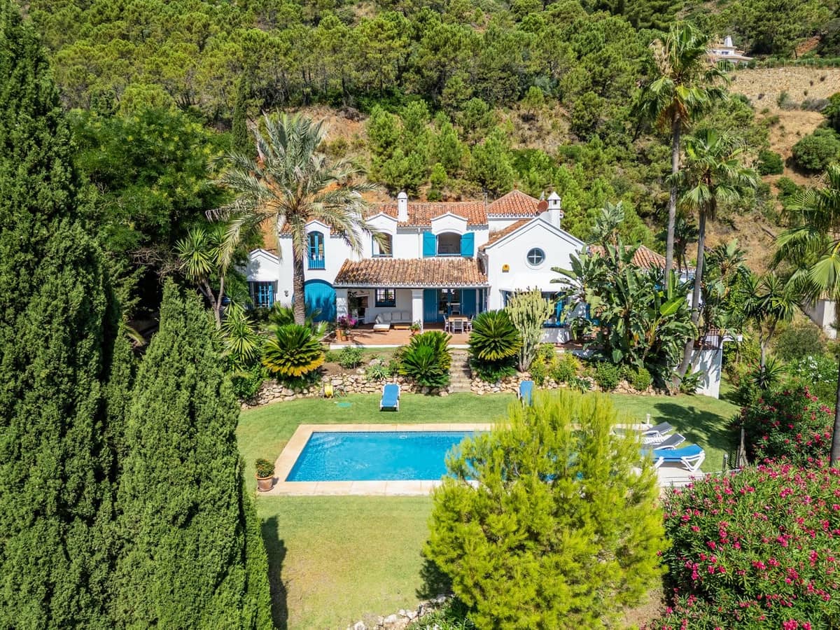 4 bedroom Villa for sale in Benahavis with pool garage - € 2,390,000 (Ref: 9296259)