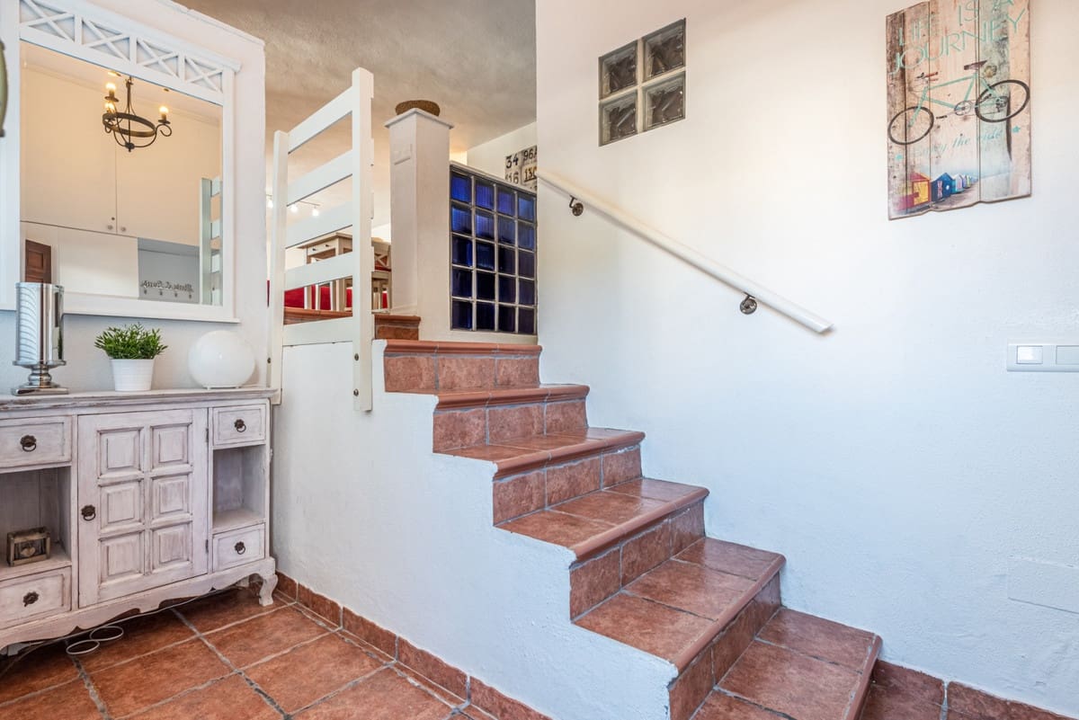 2 bedroom Apartment for sale in Benahavis with pool - € 249,000 (Ref: 9296260)