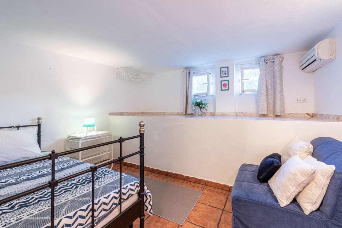 2 bedroom Apartment for sale in Benahavis with pool - € 249,000 (Ref: 9296260)