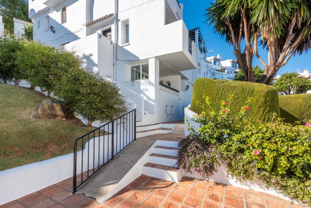 2 bedroom Apartment for sale in Benahavis with pool - € 249,000 (Ref: 9296260)