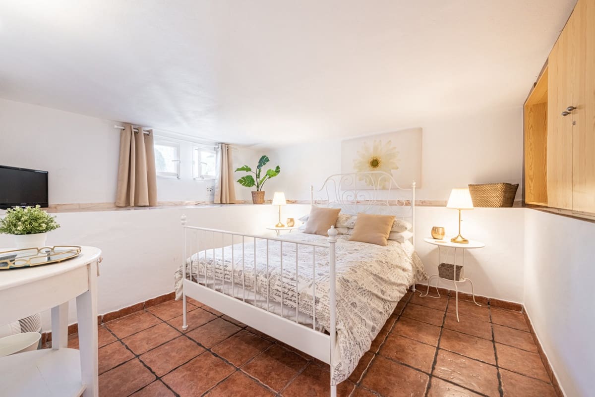 2 bedroom Apartment for sale in Benahavis with pool - € 249,000 (Ref: 9296260)