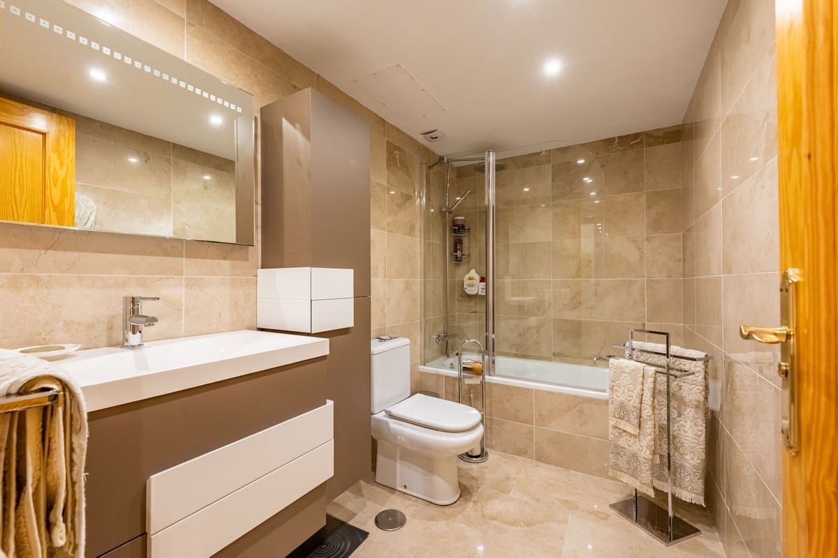 2 bedroom Apartment for sale in Benahavis with garage - € 365,000 (Ref: 9296272)