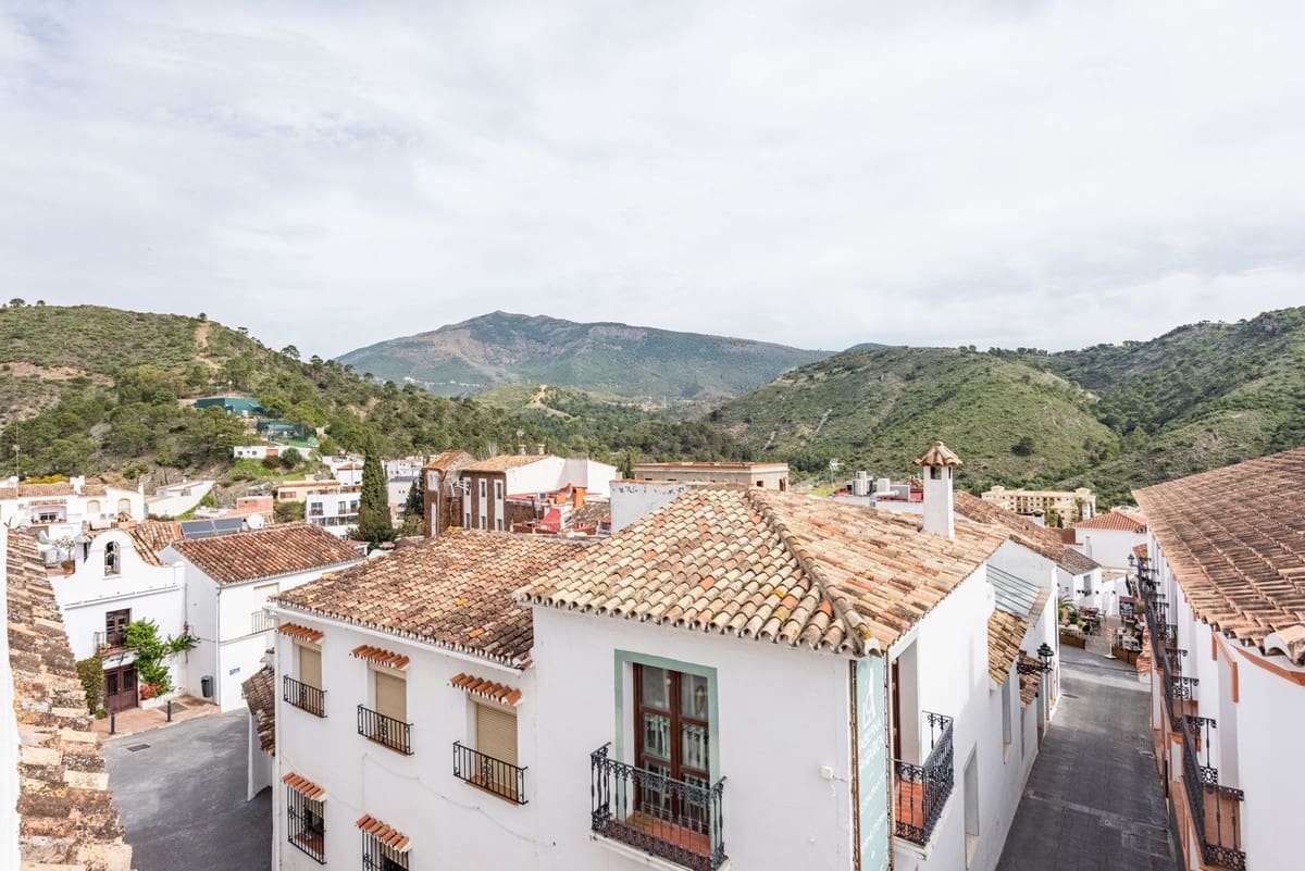 2 bedroom Apartment for sale in Benahavis with garage - € 365,000 (Ref: 9296272)