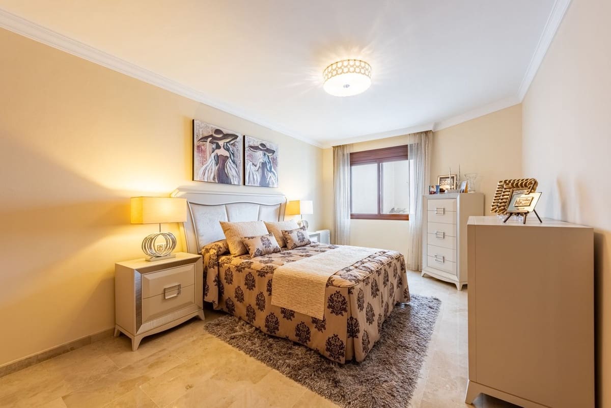 2 bedroom Apartment for sale in Benahavis with garage - € 365,000 (Ref: 9296272)