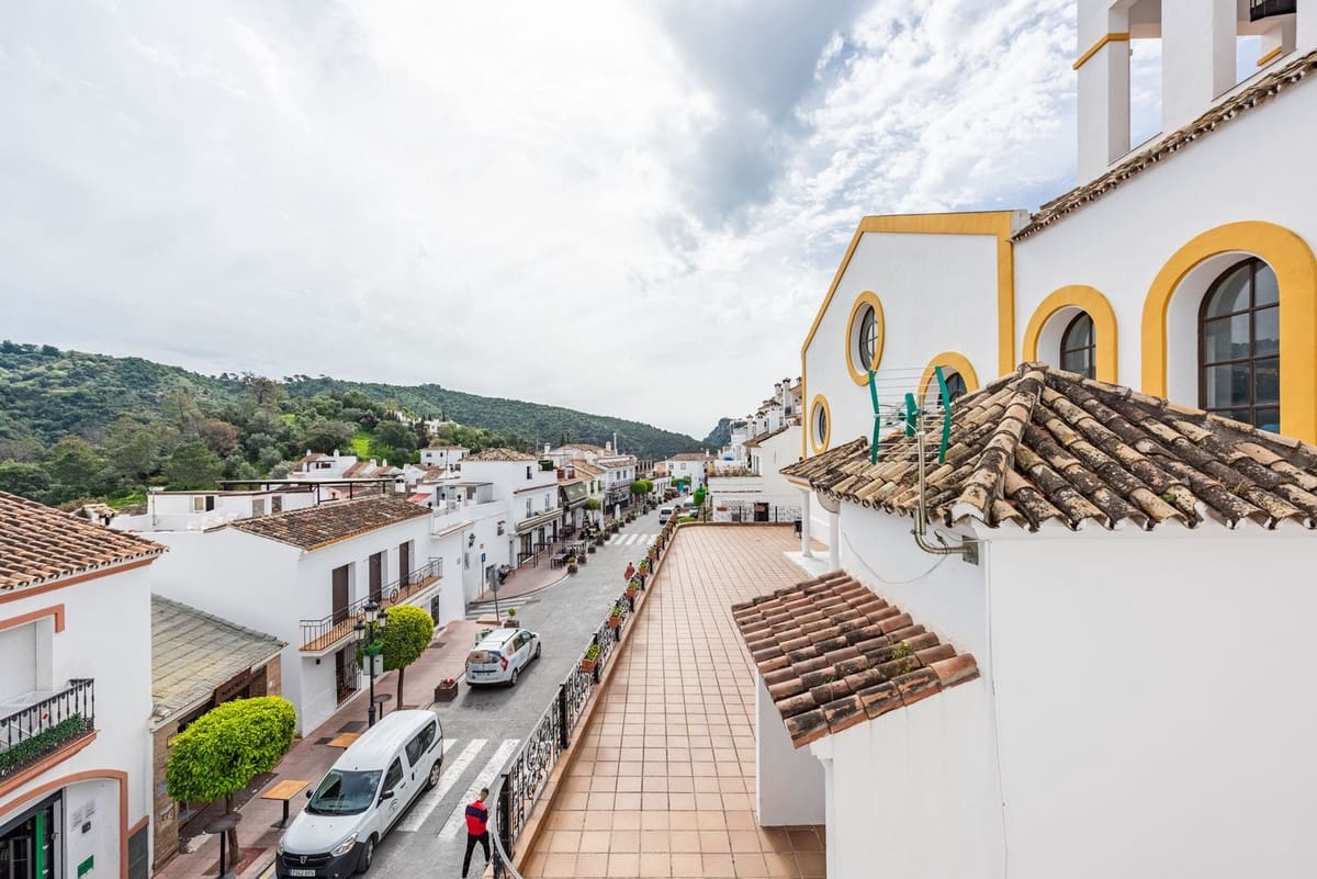 2 bedroom Apartment for sale in Benahavis with garage - € 365,000 (Ref: 9296272)