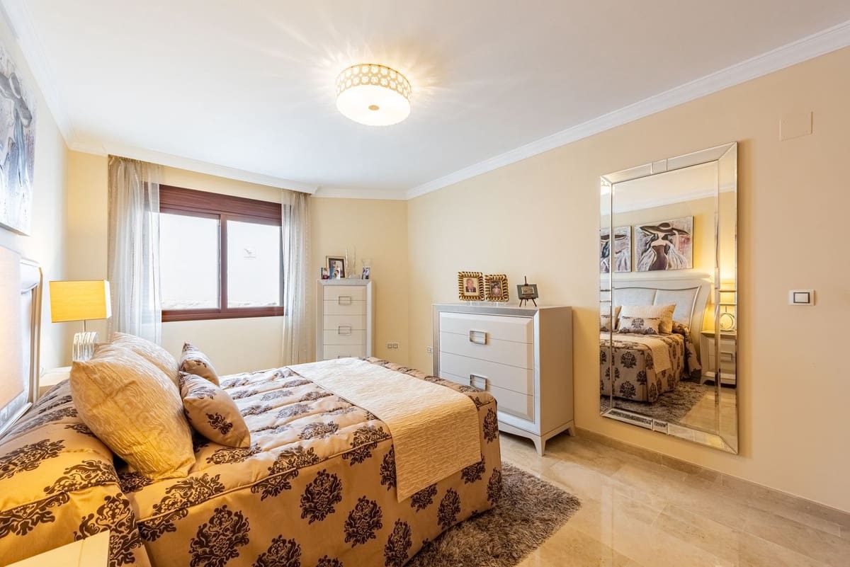 2 bedroom Apartment for sale in Benahavis with garage - € 365,000 (Ref: 9296272)