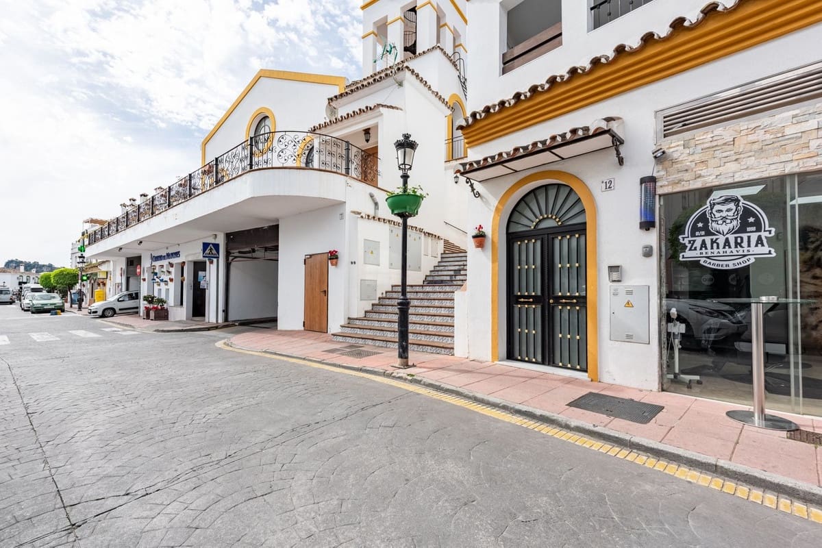 2 bedroom Apartment for sale in Benahavis with garage - € 365,000 (Ref: 9296272)