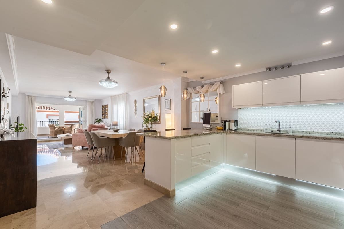 2 bedroom Apartment for sale in Benahavis with garage - € 395,000 (Ref: 9373942)