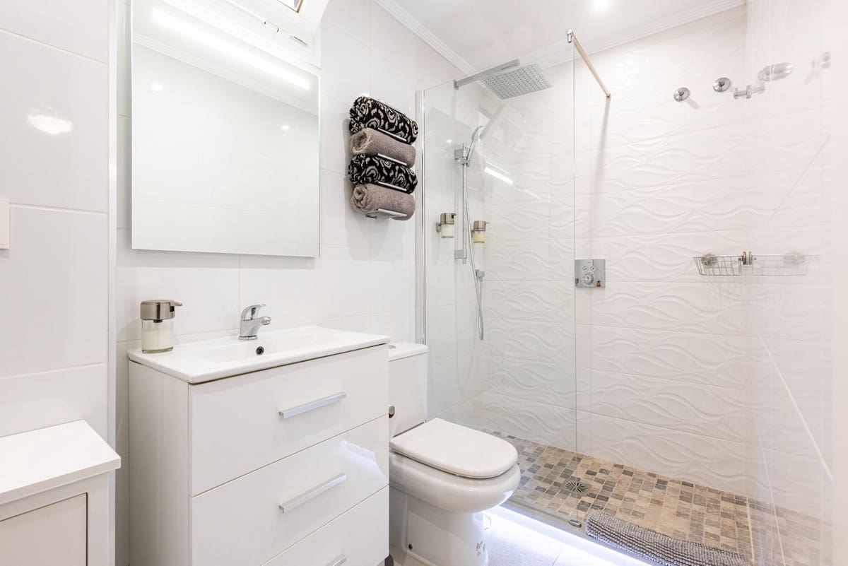 2 bedroom Apartment for sale in Benahavis with garage - € 395,000 (Ref: 9373942)