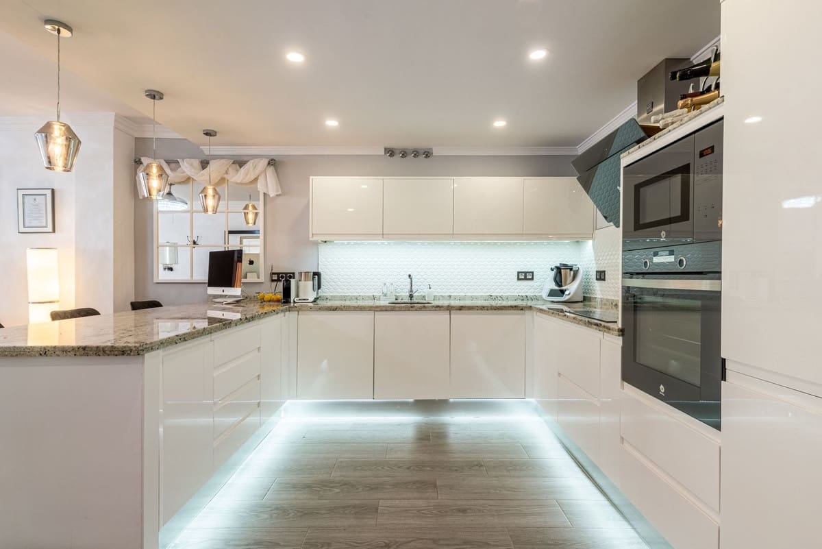 2 bedroom Apartment for sale in Benahavis with garage - € 395,000 (Ref: 9373942)