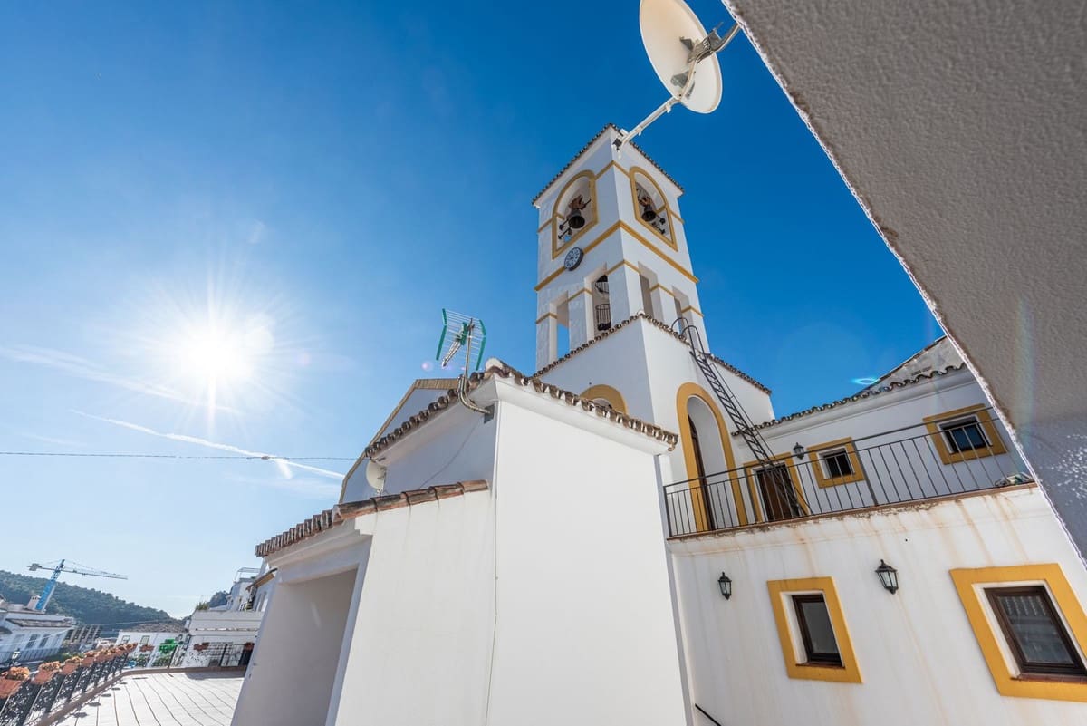 2 bedroom Apartment for sale in Benahavis with garage - € 395,000 (Ref: 9373942)